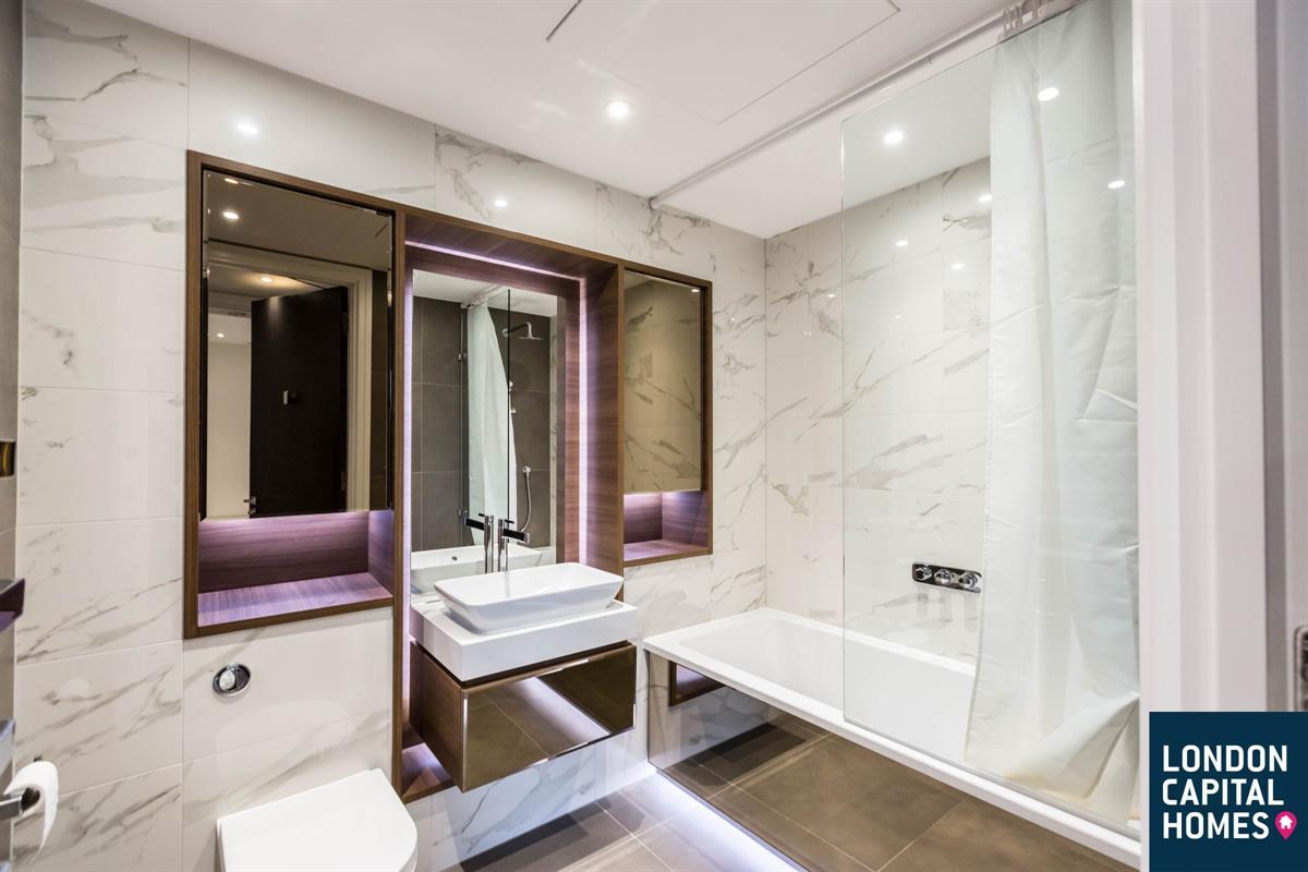 2 bed property in 14 Piazza Walk, London